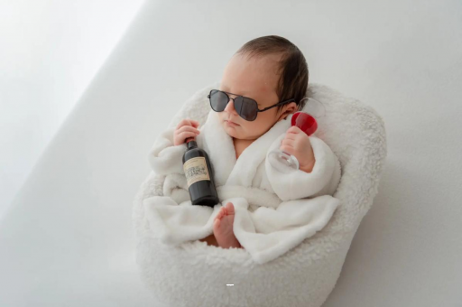 海门满月宝宝趴着睡